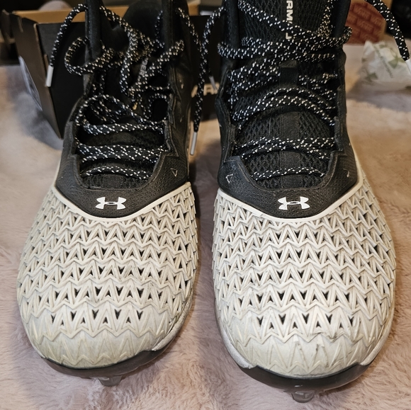 Under Armor Football Cleats Lineman - Picture 2 of 8